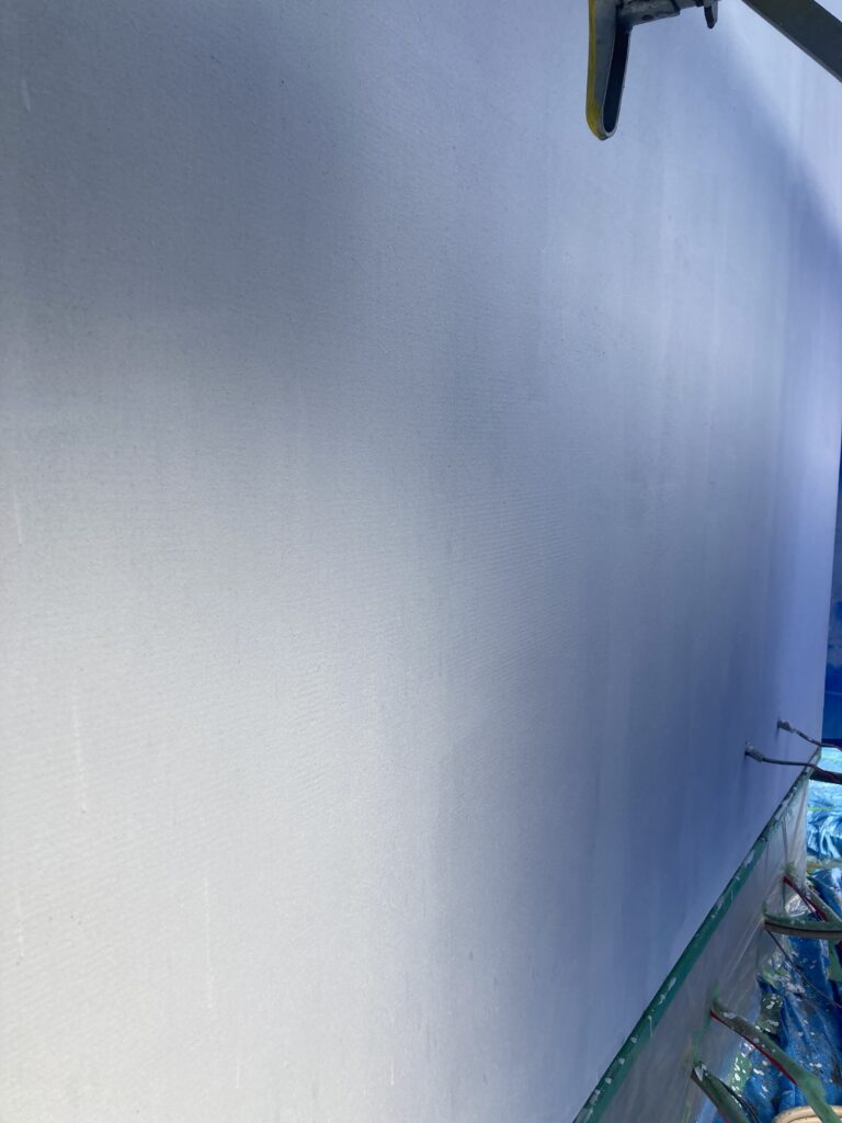 水引きを押さえ、下地とスイス漆喰の密着性を高めてくれます。