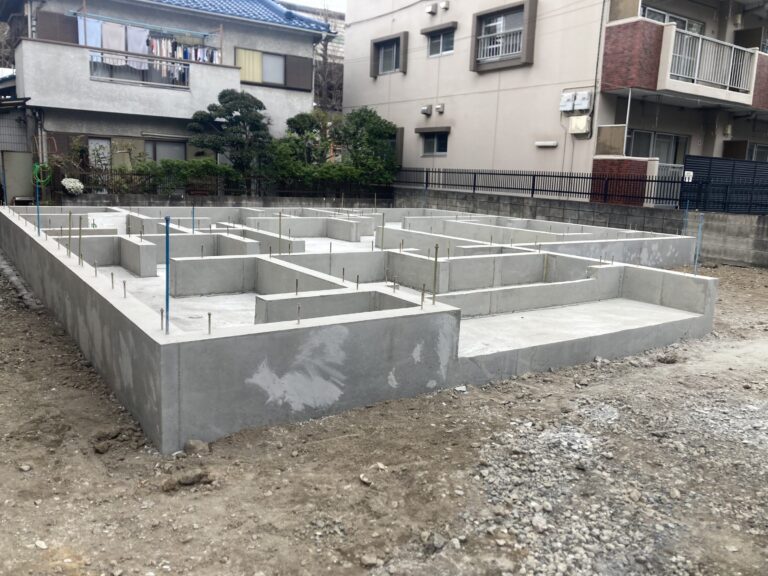 外部給排水配管を行い、基礎の周りに土を撒けば基礎完成です。