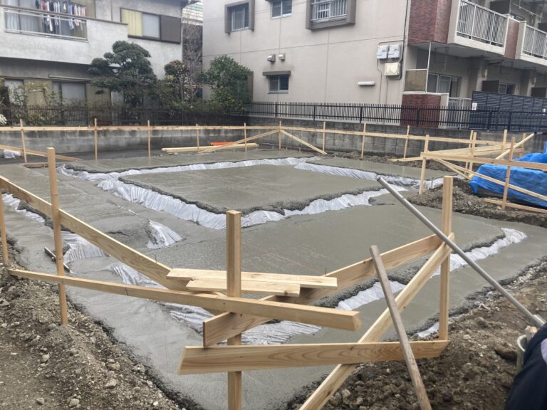 2トン車×2台、計3.5㎥のレミコンを1時間ほどで打設完了。