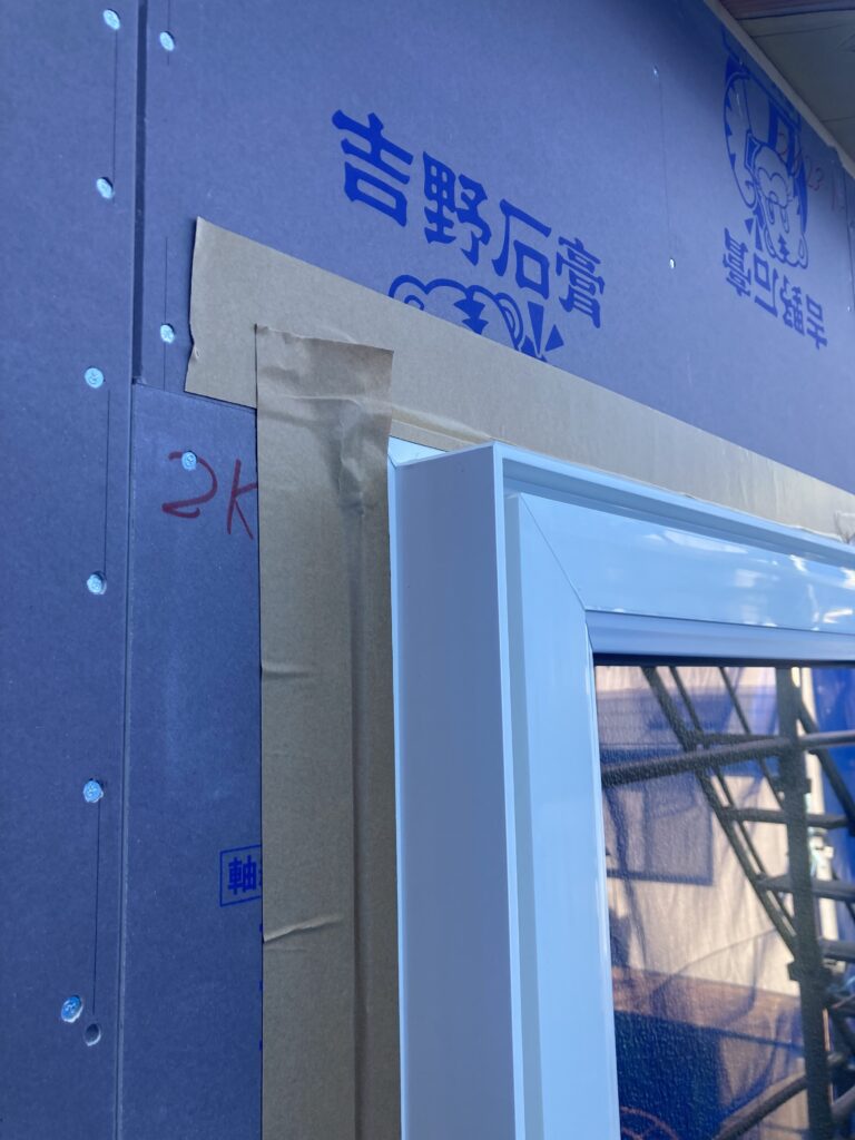 サッシ回りの防水テープには、巾75mmの両面粘着タイプを採用しています。