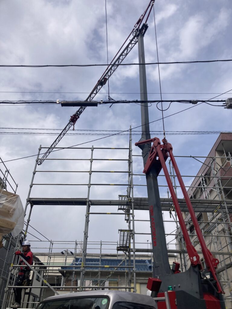 朝から足場を架け、午後は建て方を行いました。