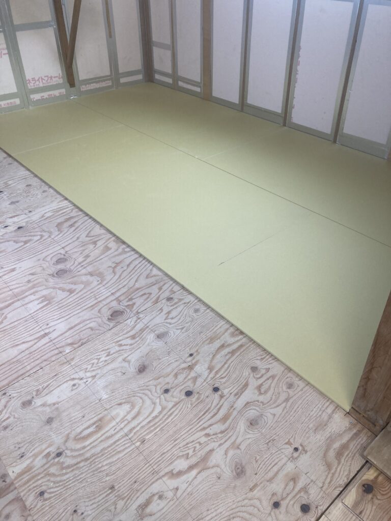 ユニフェルトの代わりに石膏ボードを利用しました。
