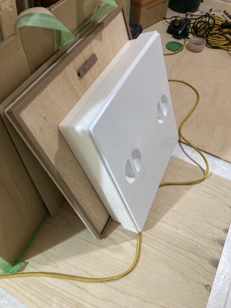 断熱蓋が、ふわっと浮きます。  そして、下に沈みます。  そして、上下運動を繰り返すんです。