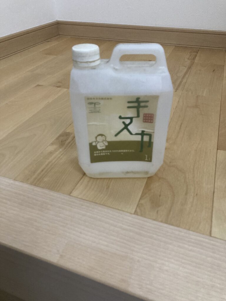 さっきまで白っぽかった玄関框がしっとりと濡れたようになりました。