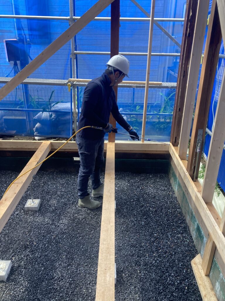 建物の周りには、ブルーシートで雨養生を行いました。