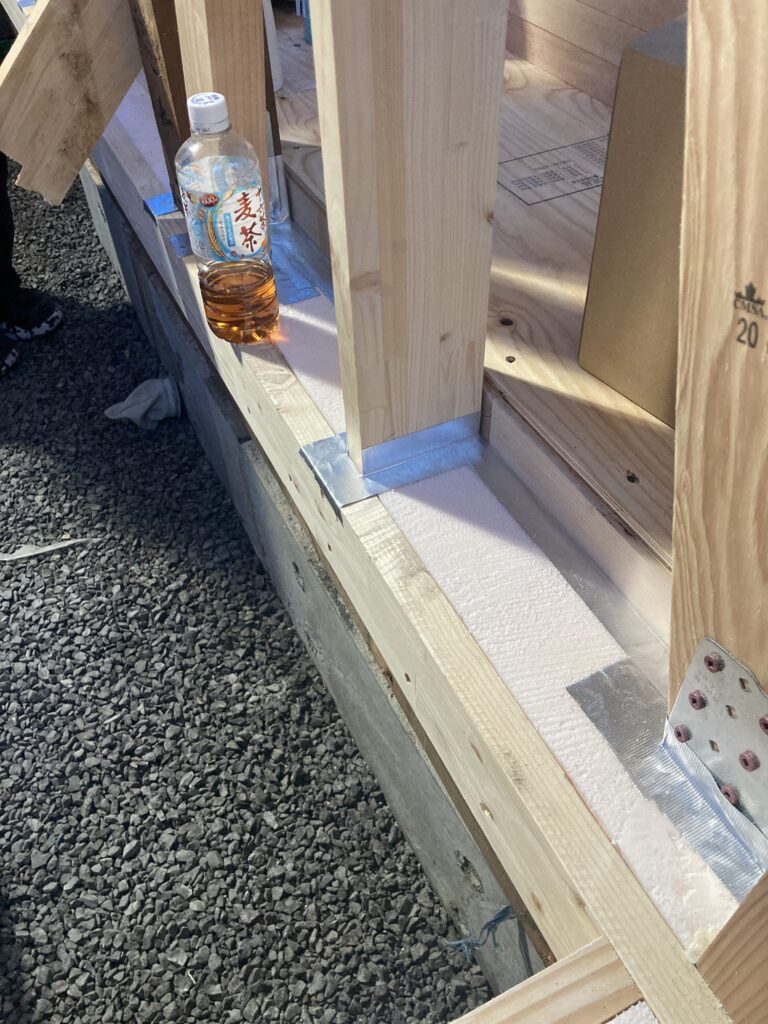 床下地をつくりながら、気密施工も行います。