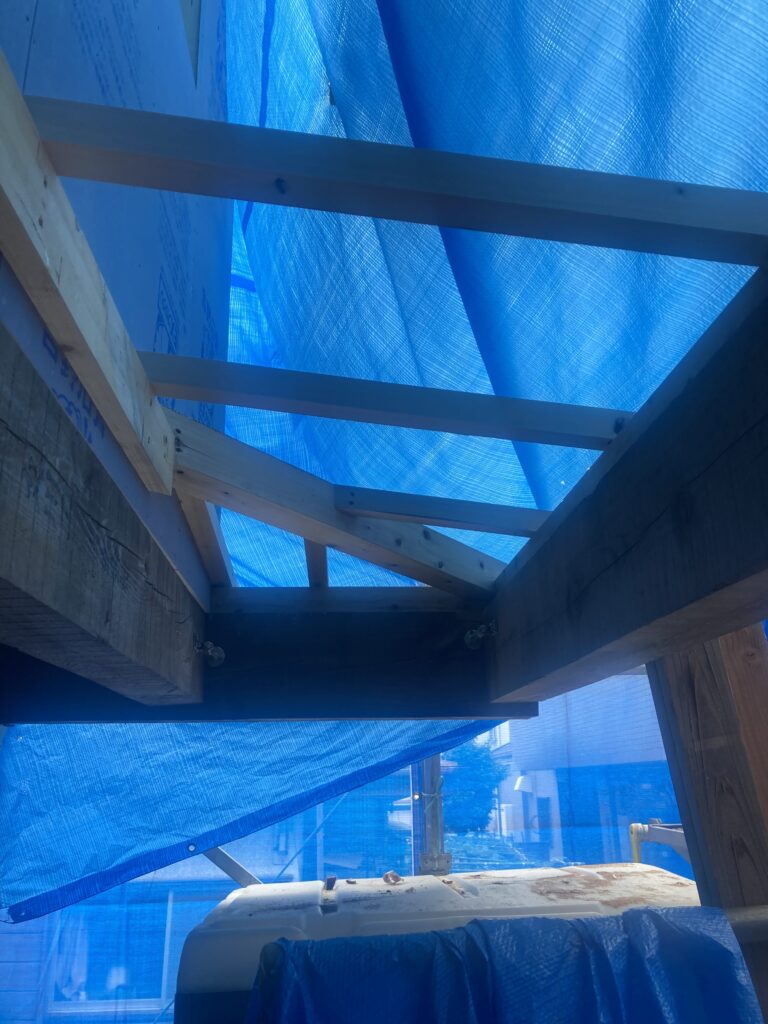 外回りの耐力面材がほぼ張り終わり、ようやく下屋下地の施工に入りました。