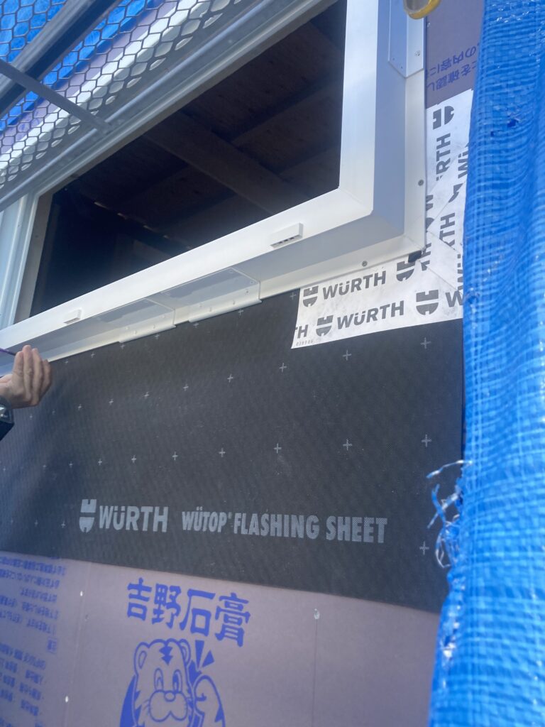 今時の高性能サッシは気密等級A-4は当たり前ですが、同じ等級であっても、その性能には大きな差があります。
