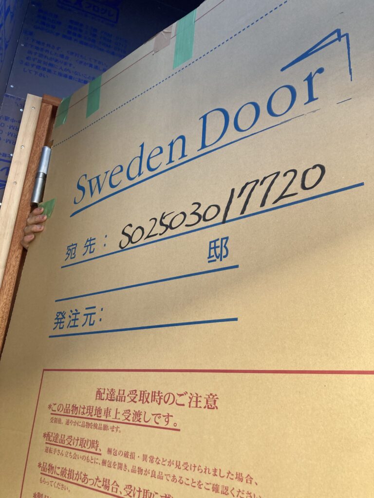 一般的な玄関ドアって新しいうちはキレイでも、古くなるとみすぼらしくなるでしょ？