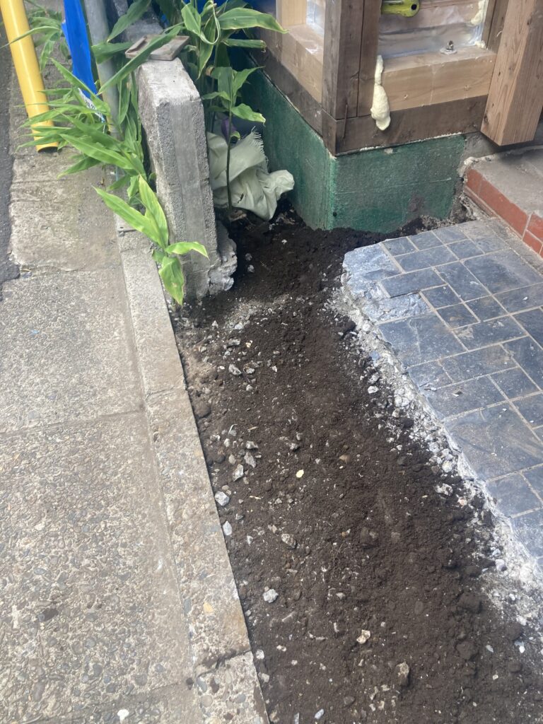 「明後日までに玄関ポーチを斫り、土の状態にしてください。」