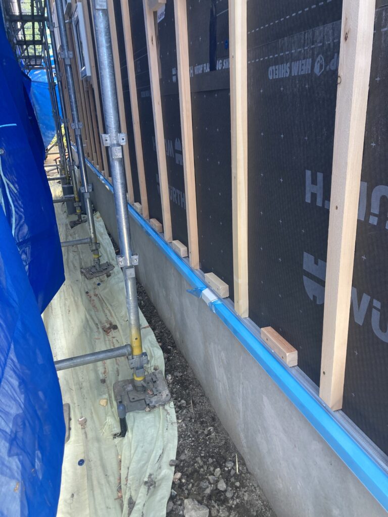 通気層内に蝙蝠や鼠が侵入し、小屋裏等に巣をつくる事例もあるようですね・・・。
