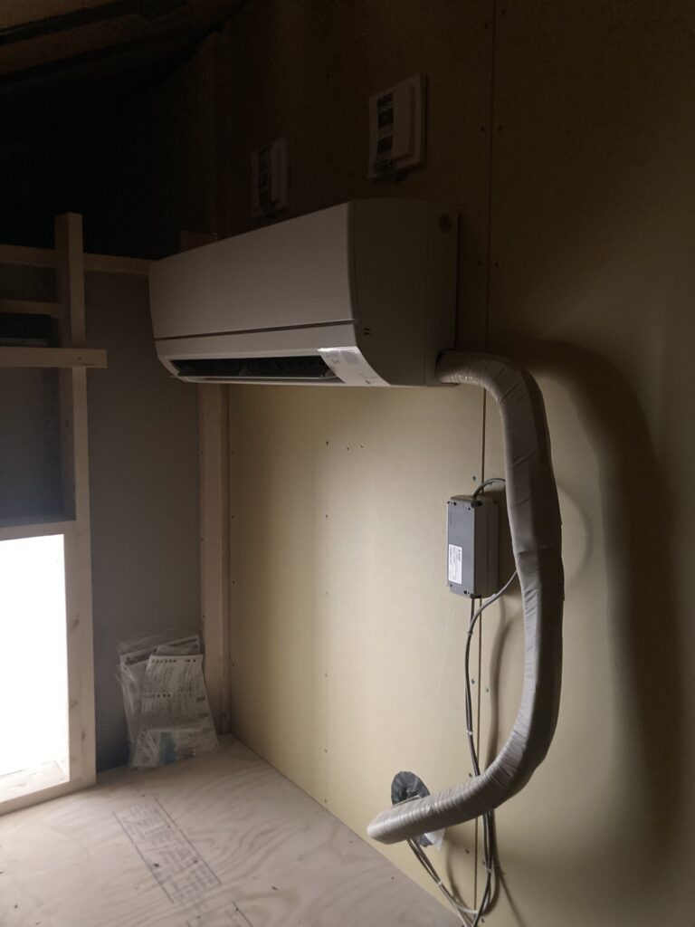 小屋裏エアコンの冷媒管が結露していました。