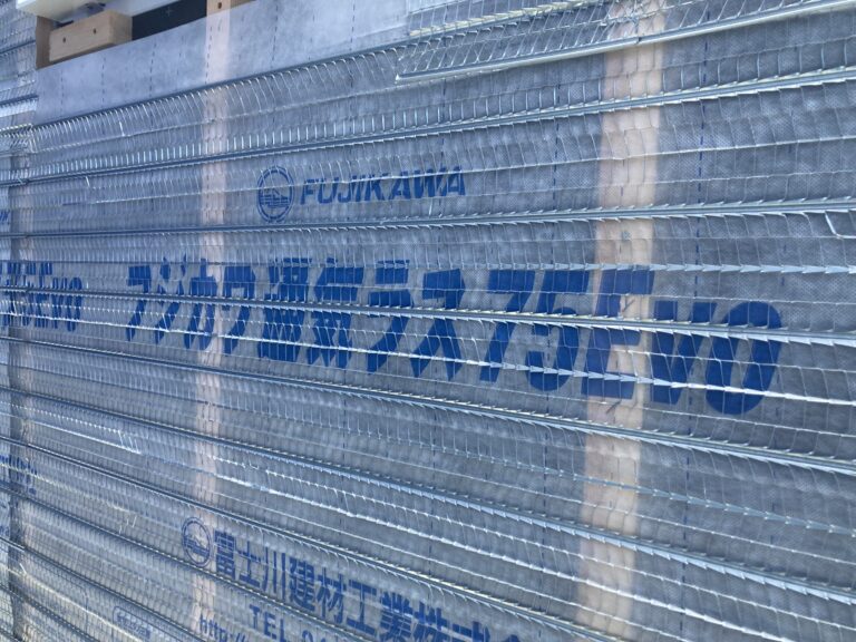 裏打ち紙が半透明な為、下地がよく判るでしょ！  一般的なラス網の場合、裏打ち紙は茶色いんです。