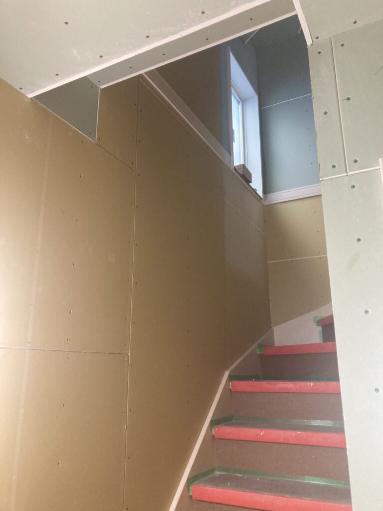 胴見切りとは、主に建物の1階と2回の間など、上下階を区切る部分取り付けられる見切り材の事。