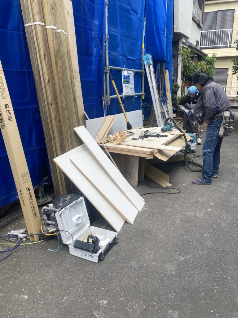 金属サイディングって狭小地には向かないと思います。
