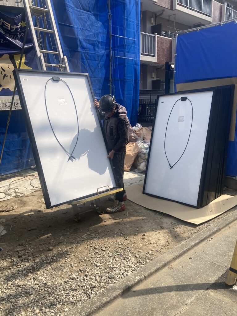 屋根の上に上がってみると、パネルを載せる架台の取付はほぼ終わっていました。