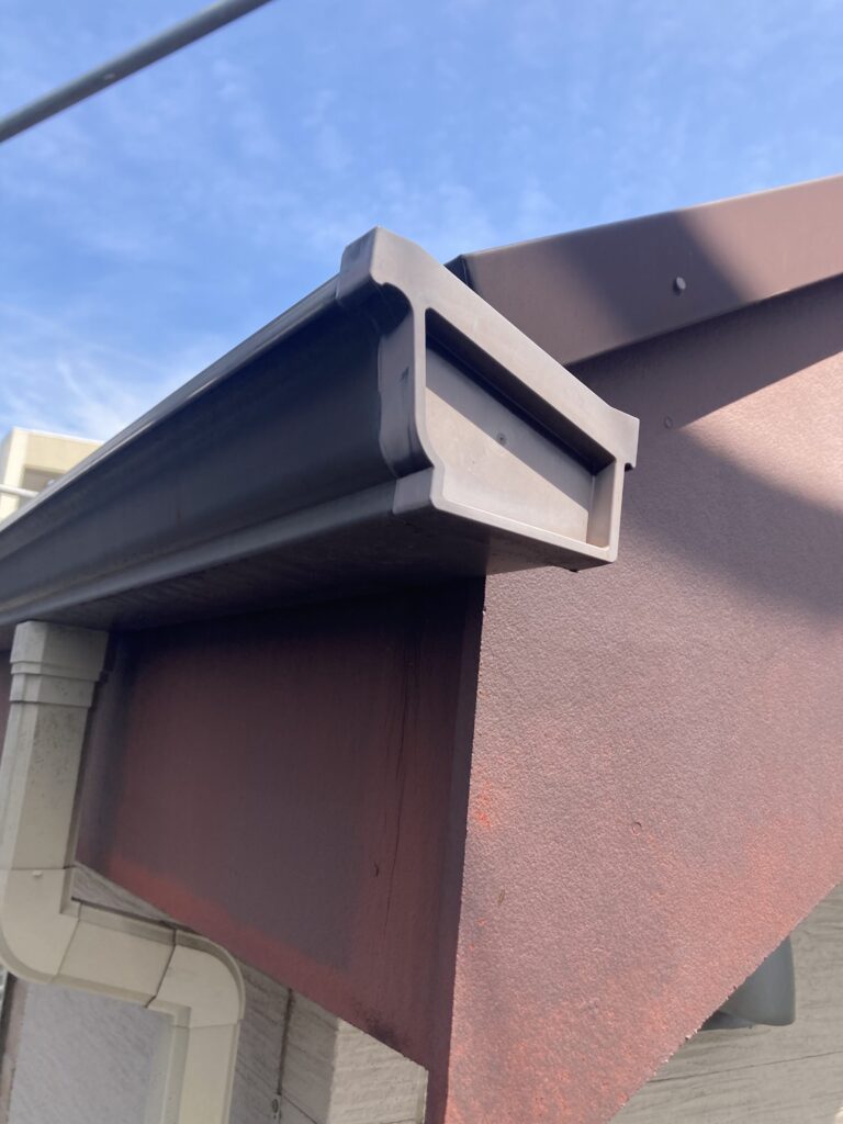 足場に上がって外装仕上げの傷み具合を確認してきました。