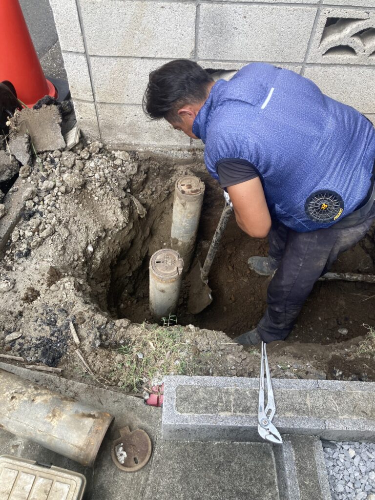 地面からニョキッと出ている丸筒の中に給水管の中の水の流れを堰止めるバルブが入っています。