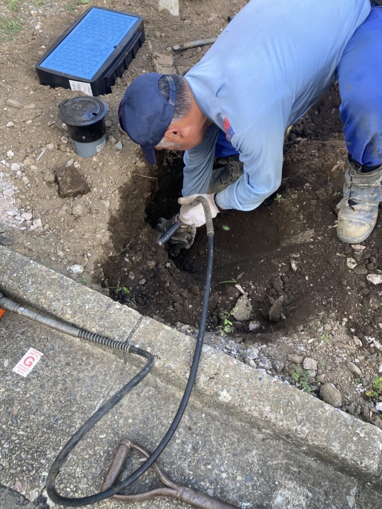 基礎に当たるため、既設ガス管を移設してもらいました。