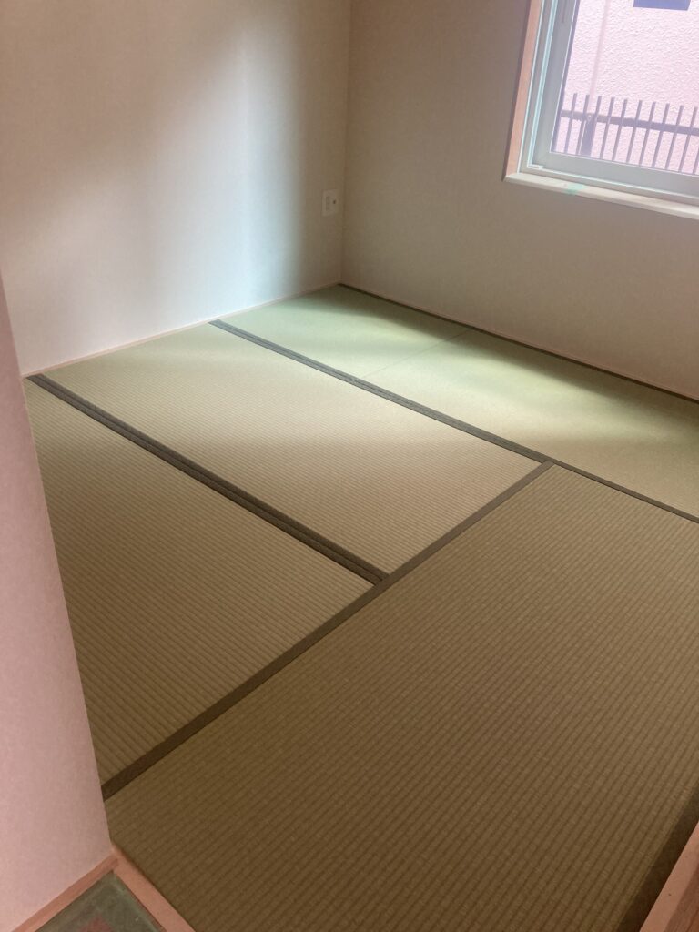 でも10年以上経過した現在は、そこら中が擦り切れ、変色し、見るも無残な状況です。