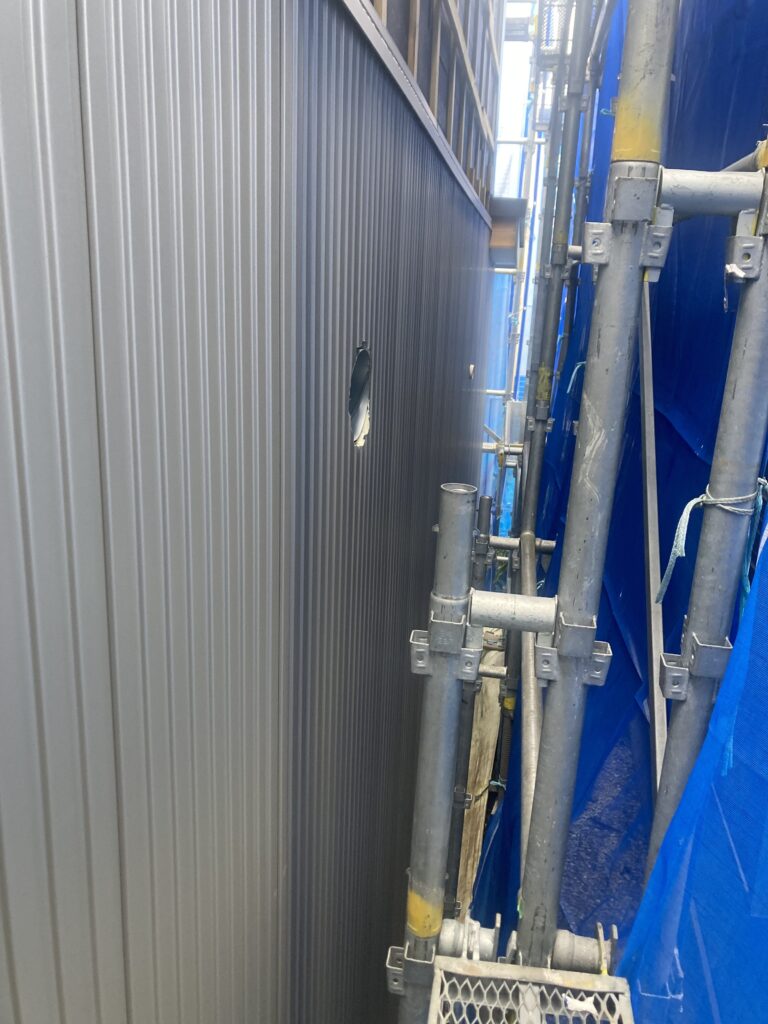 隣地境界に建つブロック塀の内側に足場を建てている為、内側の足場を塀の内側に建てました。