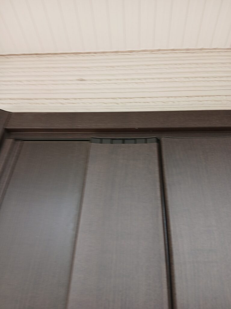 玄関ドアに珍しい不具合が起こりました。