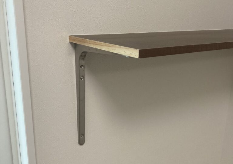 棚板自体は、別の現場から持ち帰った端材です。