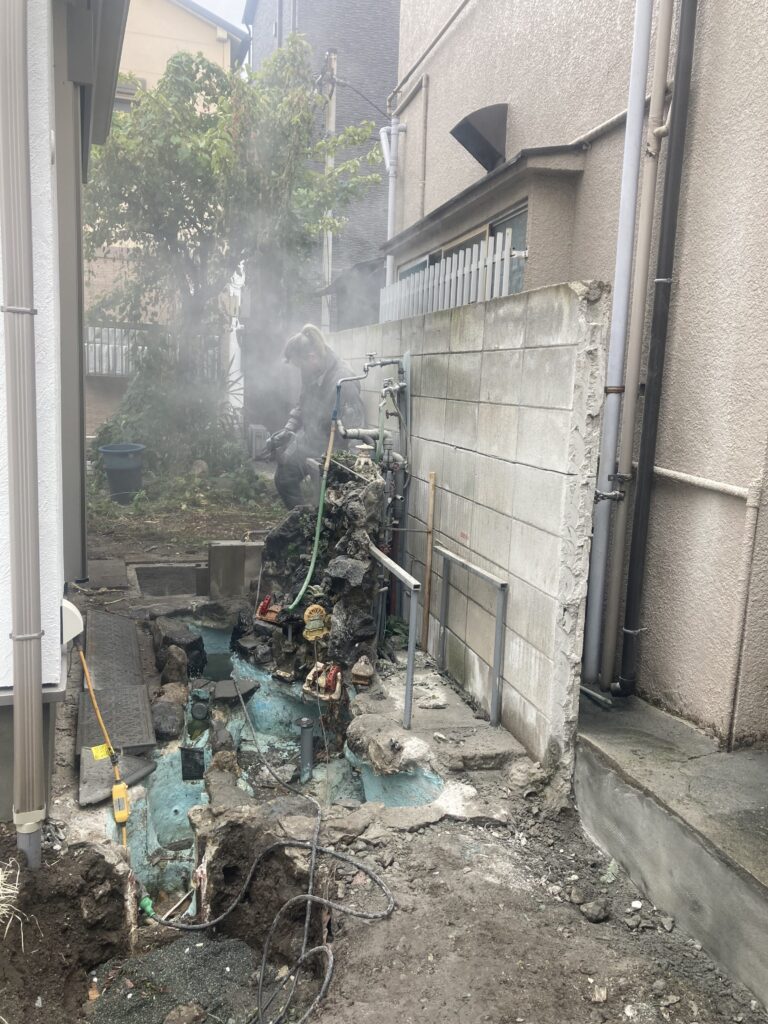 よくある話ですが、隣地境界に建っているブロック塀が問題になっています。