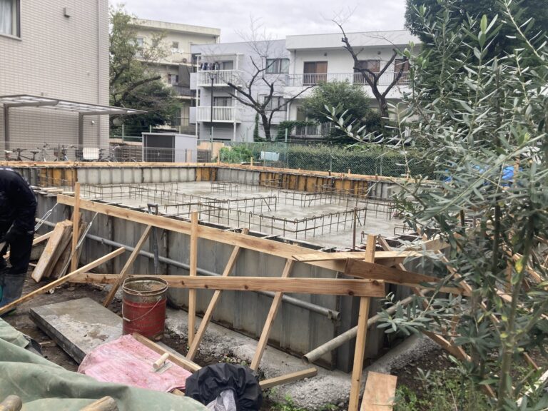 弊社では、外回りの立上りのみ耐圧盤と一体になるようにコンクリートを打設します。