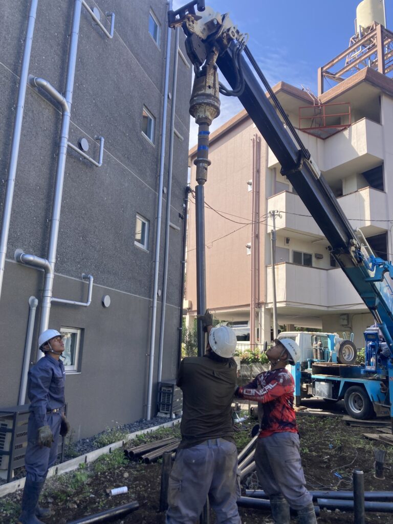 こんな鋼管杭を杭打ち機で回転を加えつつ圧入します。