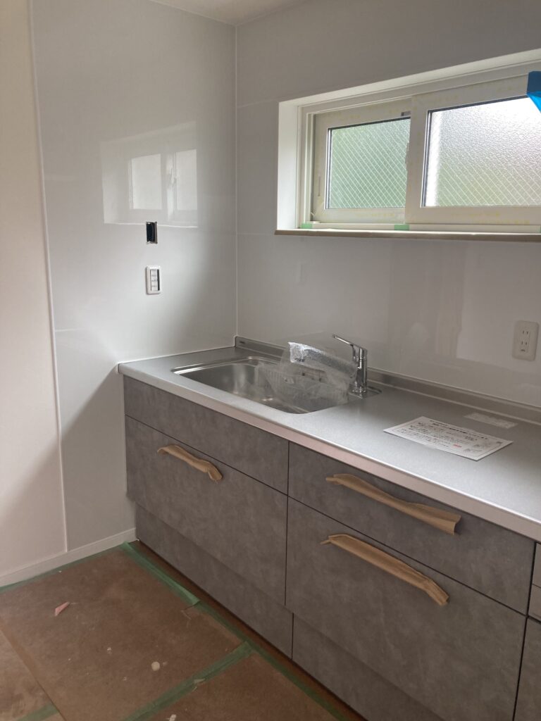 弊社では室内側に配線スペースを確保しているので窓枠の奥行が広いんです。