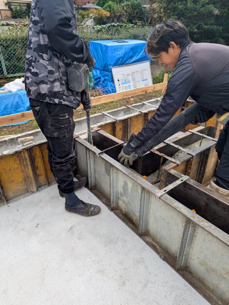 立上り部分にコンクリートを流し込むと、コンクリートの重さで外側の型枠が外に孕もうとします。