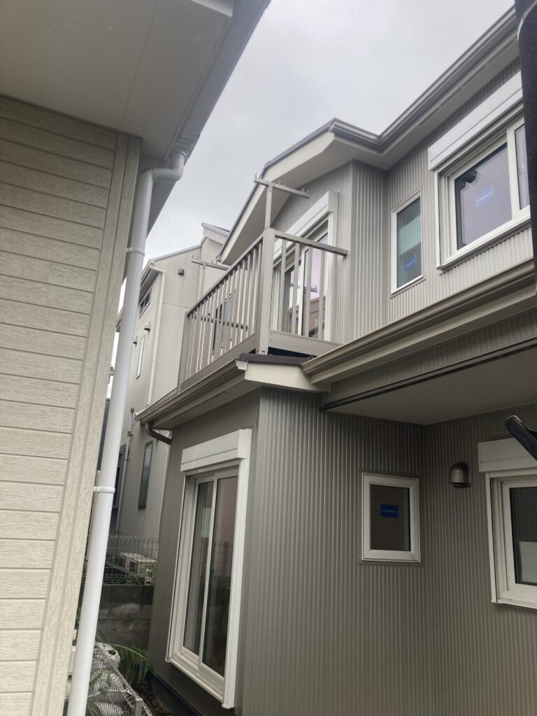 コンパクトなベランダを外壁色に合わせているので、 目立たずマッチしていて中々良いでしょ！