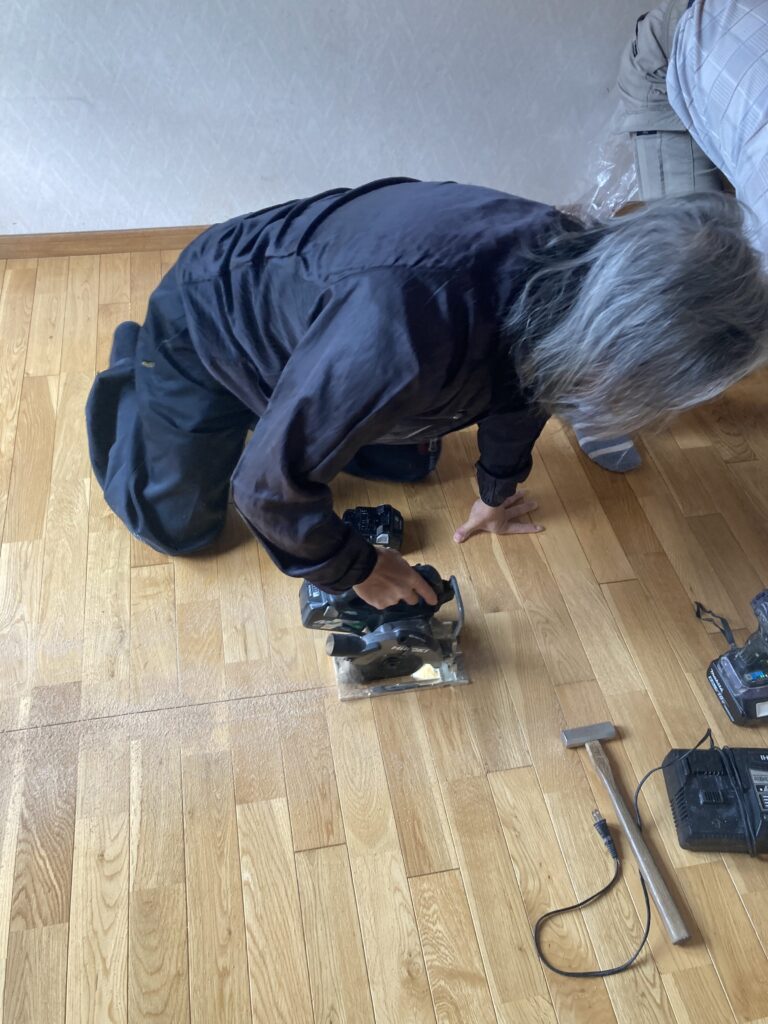 反っているのは一部なんですが、部屋の床板全てを張り替えることにしました。
