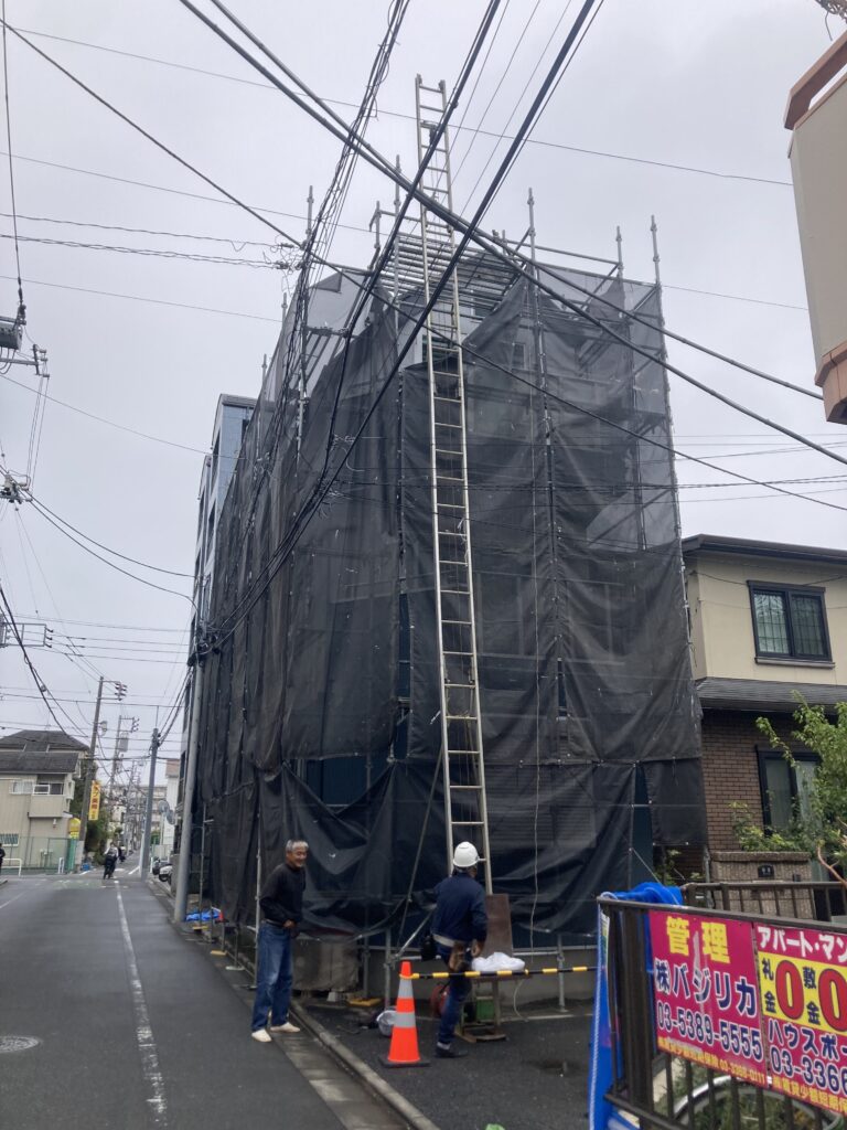 古いコロニアル屋根を剥がして、下葺き材（アスファルトルーフィング）の交換も行います。