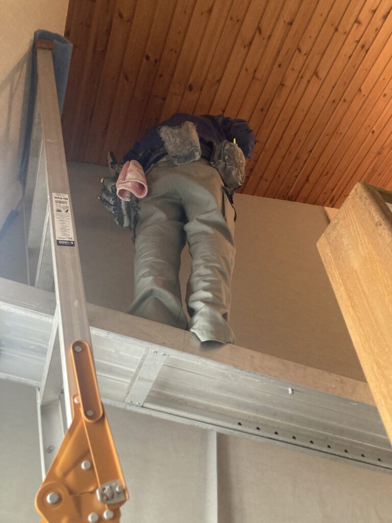 クロスを貼り換え、簡単な清掃を終えて、全作業が終了しました。