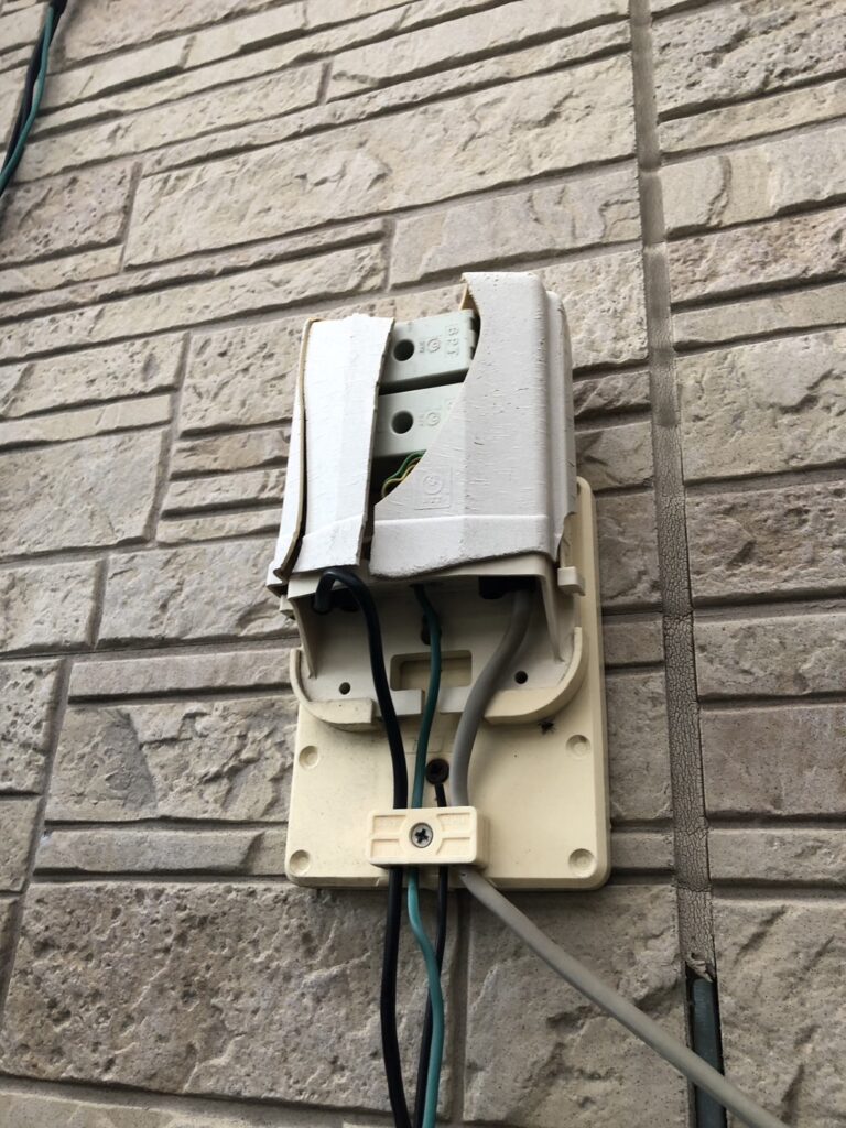 このお宅の場合は、ここからNTTの電話線へ繋がっています。