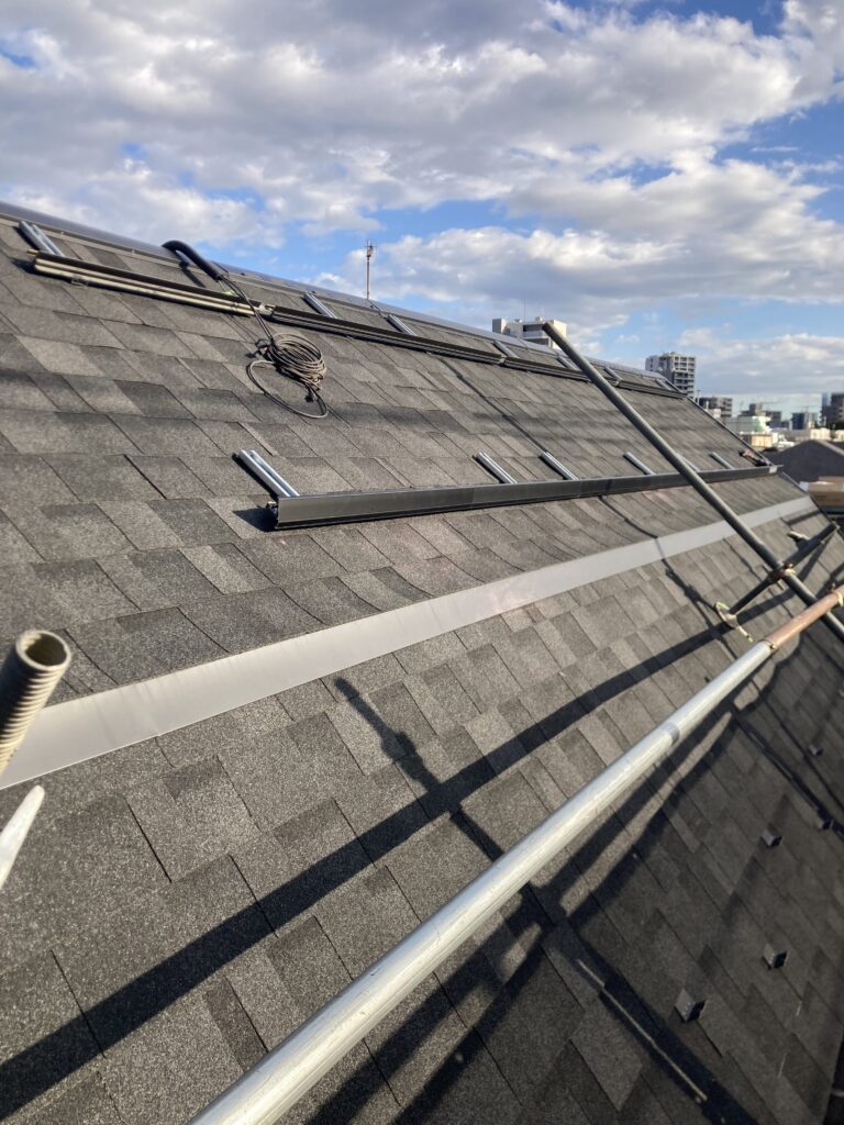 建物近くを通る電線が邪魔をして荷揚げ機を使えません。