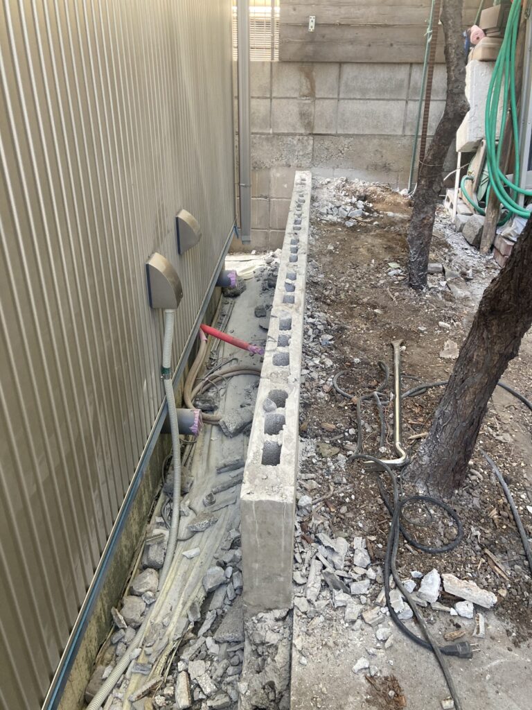 外装工事の際に作業者を苦しめた元凶（既存の境界塀）です。