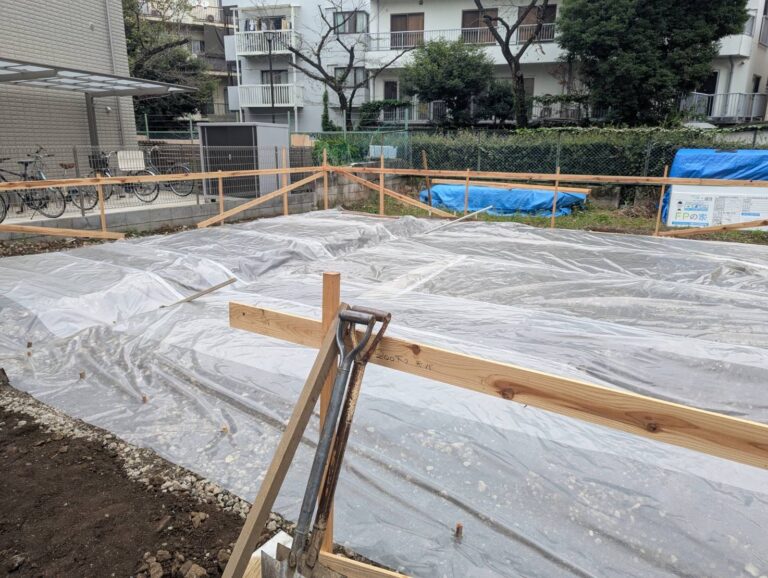地盤から発生する水蒸気を床下空間に侵入させない事を目的に、床下前面に敷設するフィルムです。