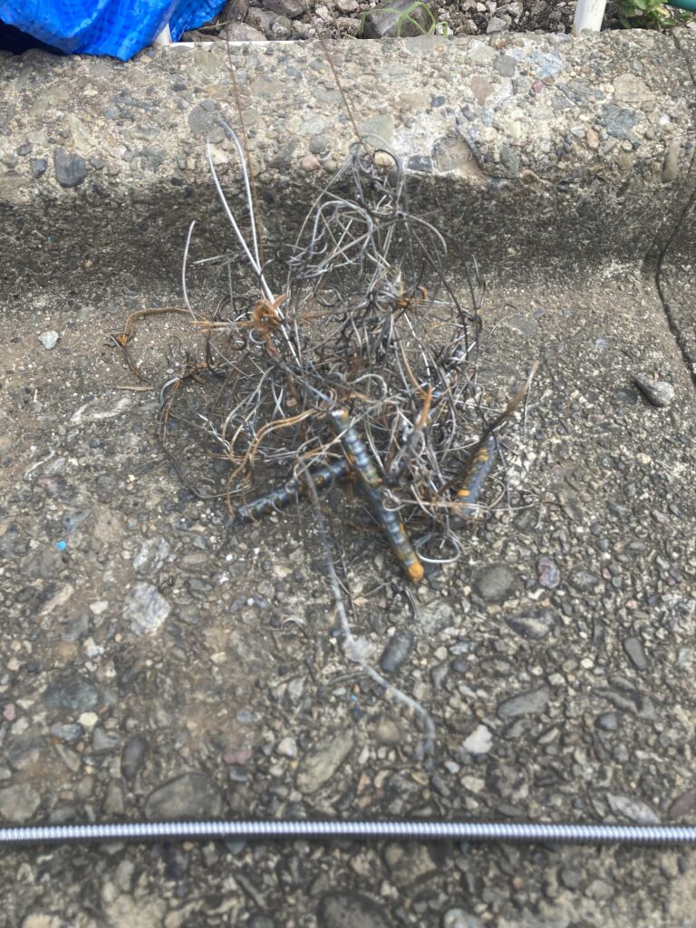先端に磁石の付いた棒を使います。