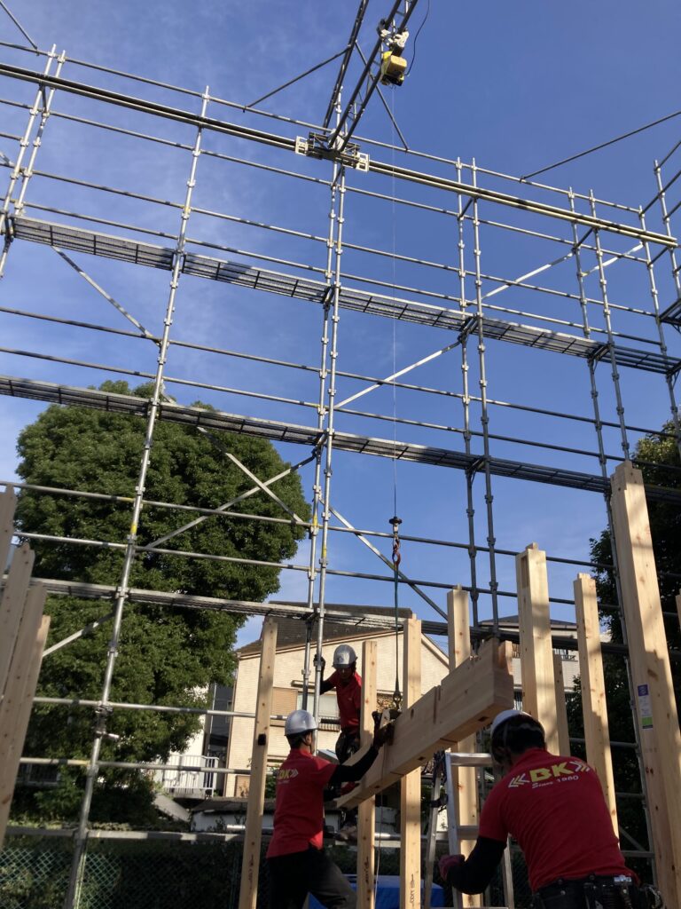 先行足場架設後、1階部分の建て方を行いました。