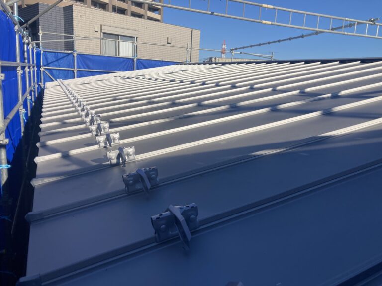 銀色の屋根って太陽光を反射するので、遮熱性も高いんですよね。