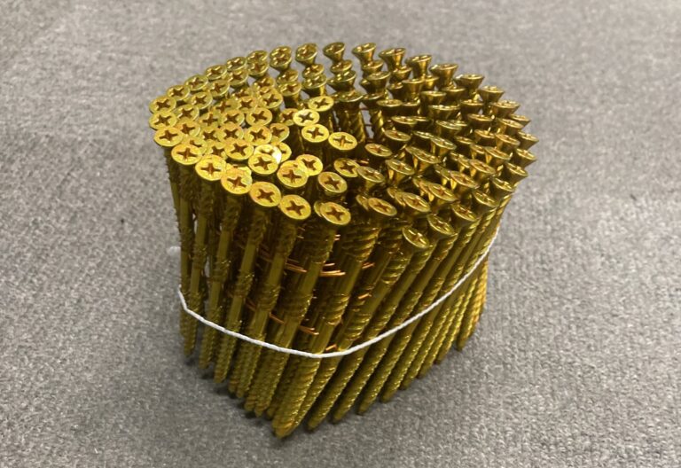 弊社では、N75釘の代わりにアマティのねじ釘75mmを使って留め付けます。