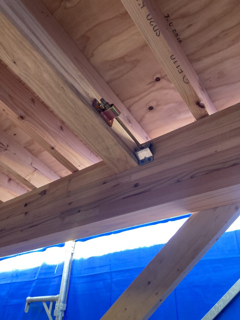 ボルト孔加工なしで登り梁や斜め梁（平面）など斜め材を緊結する接合金物です。