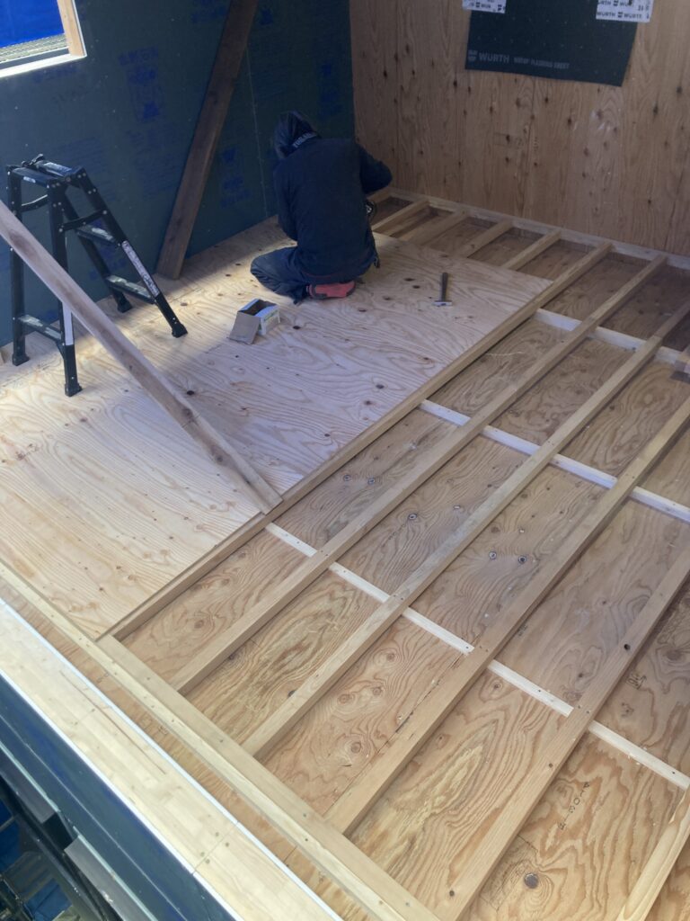 厚さ30mmのネダノン合板の上に根太を303mm間隔に転がし、厚さ12mmの構造用合板を敷いています。