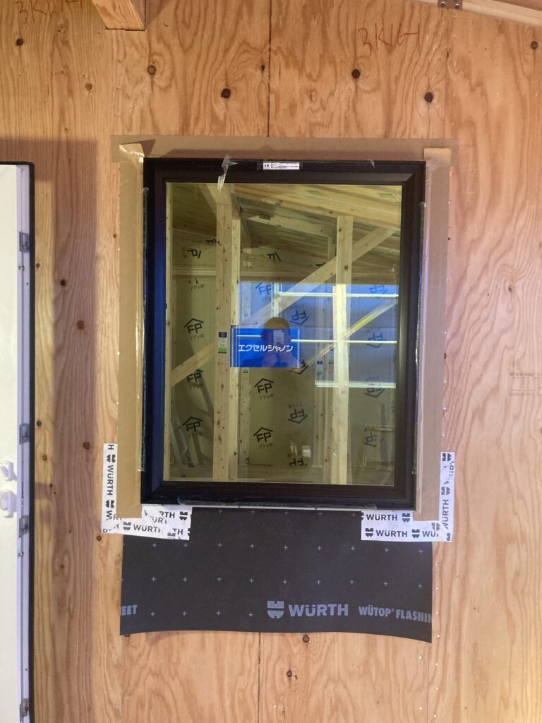 マニュアル通りの施工です。  窓下には、水切りシートを先張りしました。