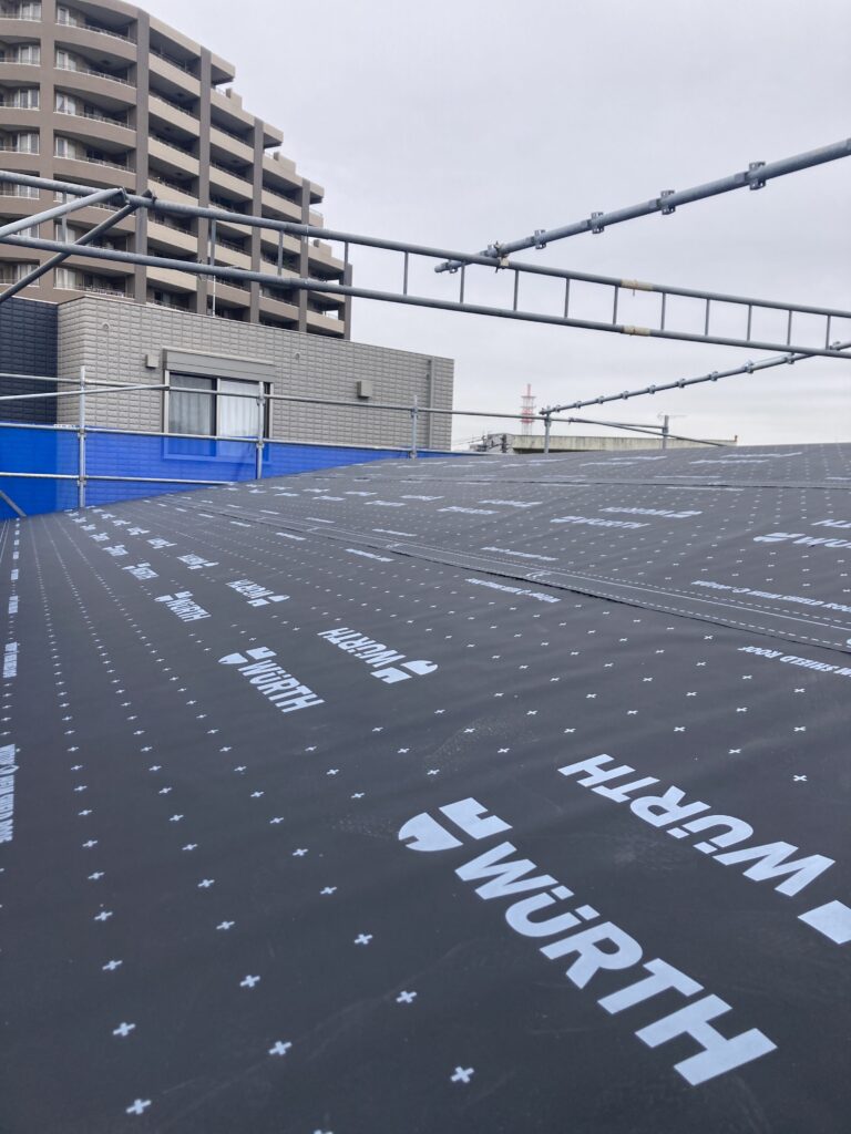 通気層を塞ぐと換気棟から排気が出来ないので、排熱も出来なくなっちゃうんです。