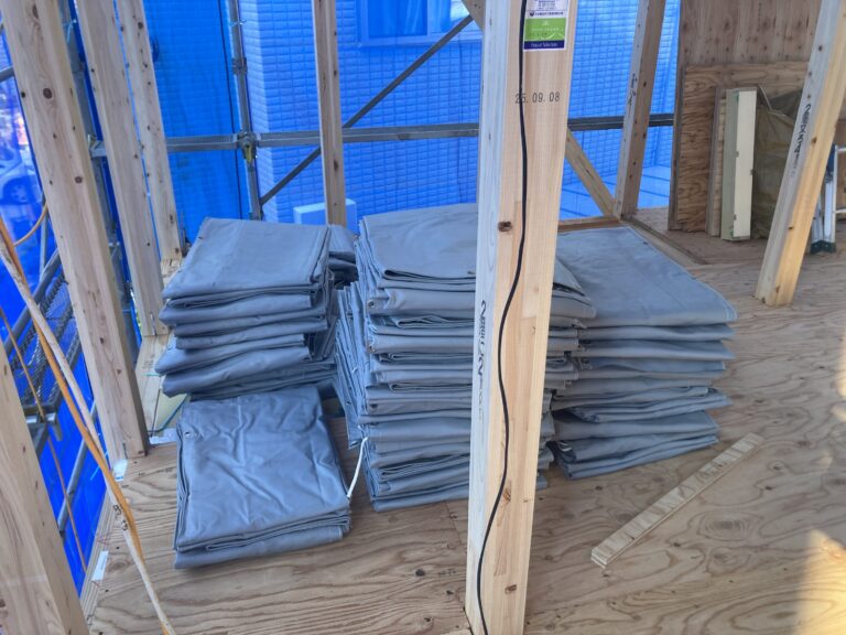 今回採用したのは、帆布生地に塩ビコーティングを施した3層構造タイプです。