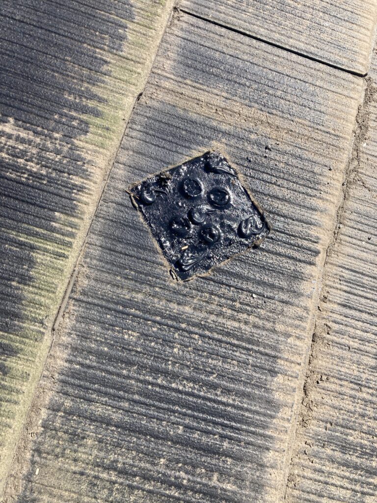 弊社では極力、防水層を貫通する架台取付方法を採用しないようにしています。